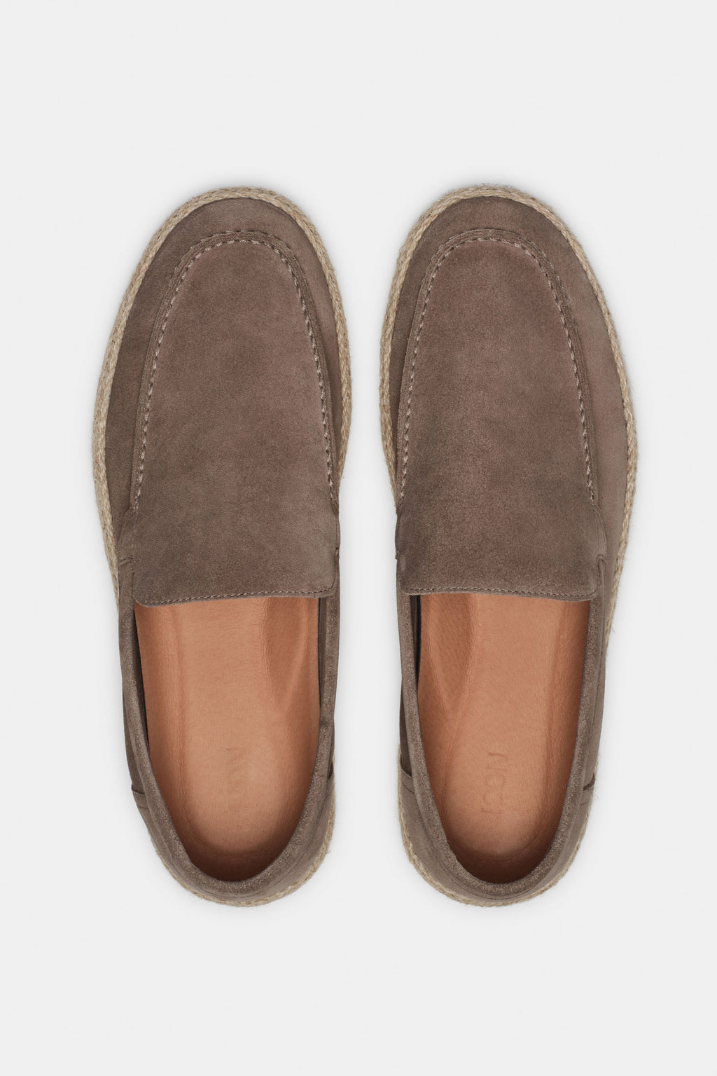 Mocassins slip-on taupe – vue de face daim premium