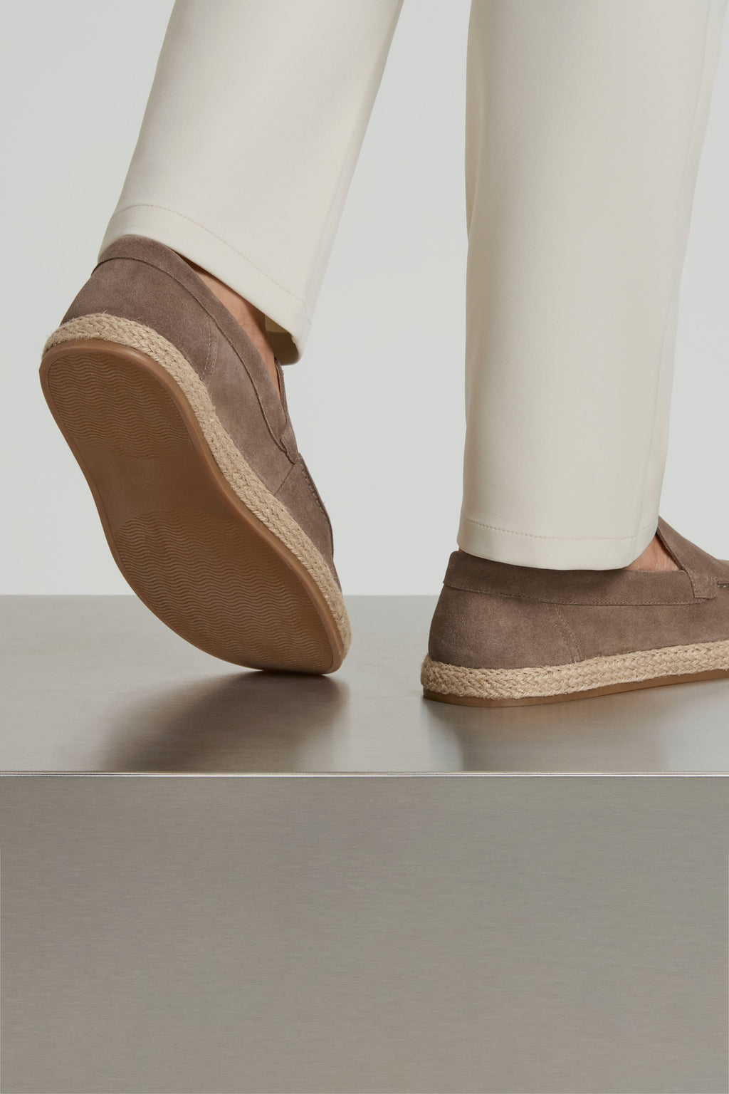 Espadrille Loafer taupe – détail texture daim bordure jute