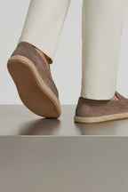 Espadrille Loafer taupe – détail texture daim bordure jute