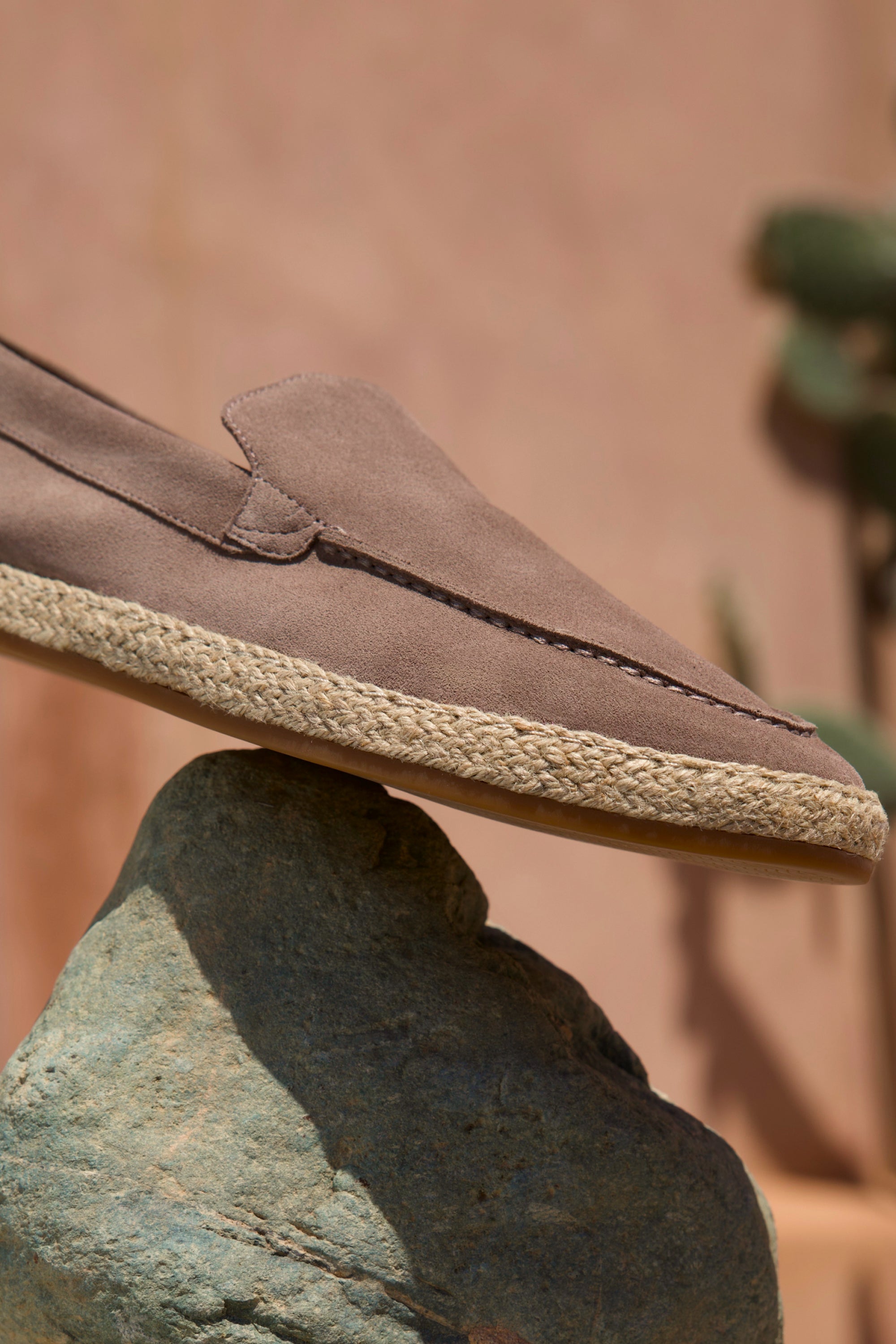 Loafer espadrille taupe foncé – lifestyle été style méditerranéen