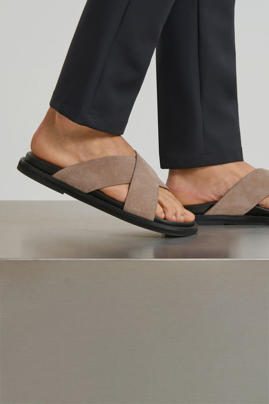 Sandales daim croisé homme – vue de face panneaux distinctifs