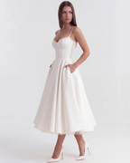 Robe midi blanche soirée mariage – vue latérale