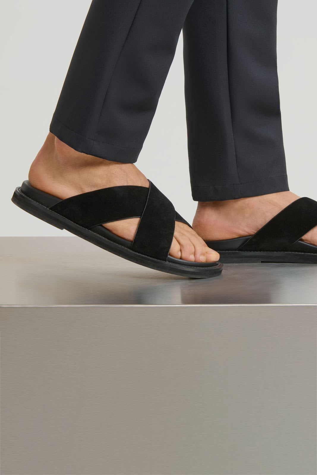 Sandales Stefano – détail panneaux croisés daim vue proche