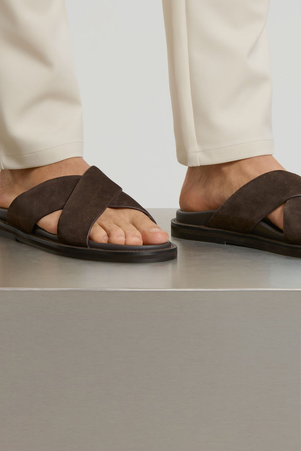 Sandales daim premium homme – lifestyle bord de mer été