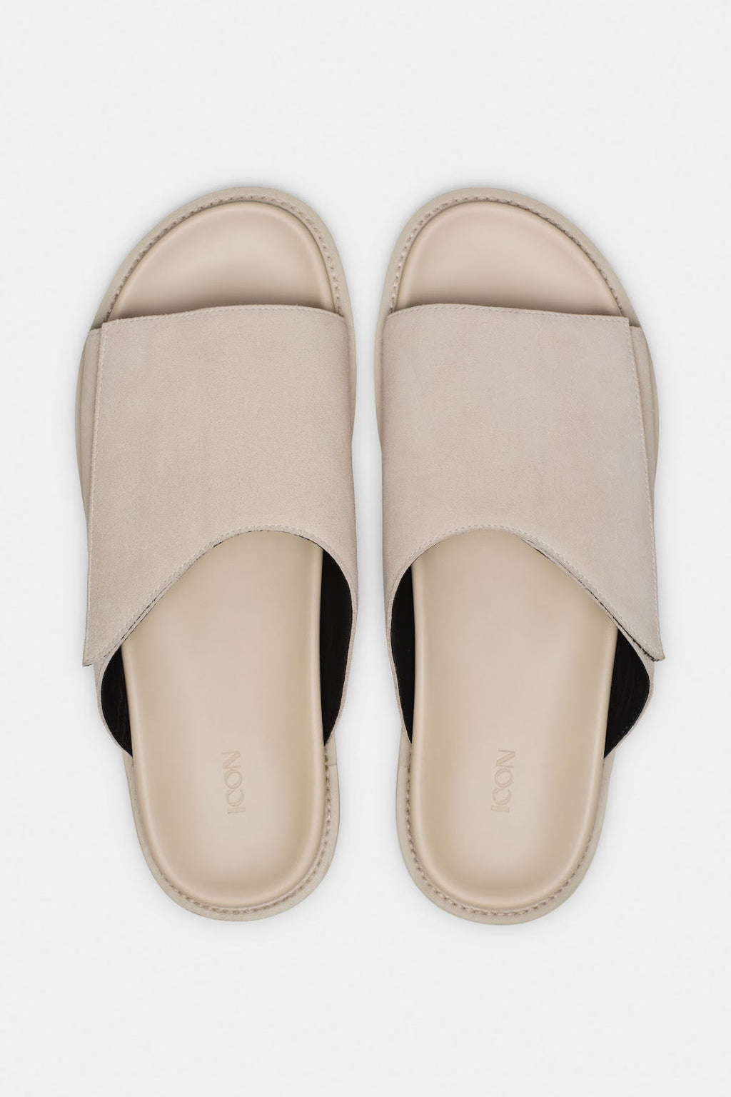 Slides beige homme – détail texture daim premium
