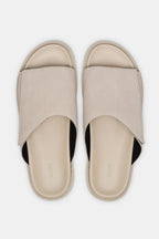 Slides beige homme – détail texture daim premium