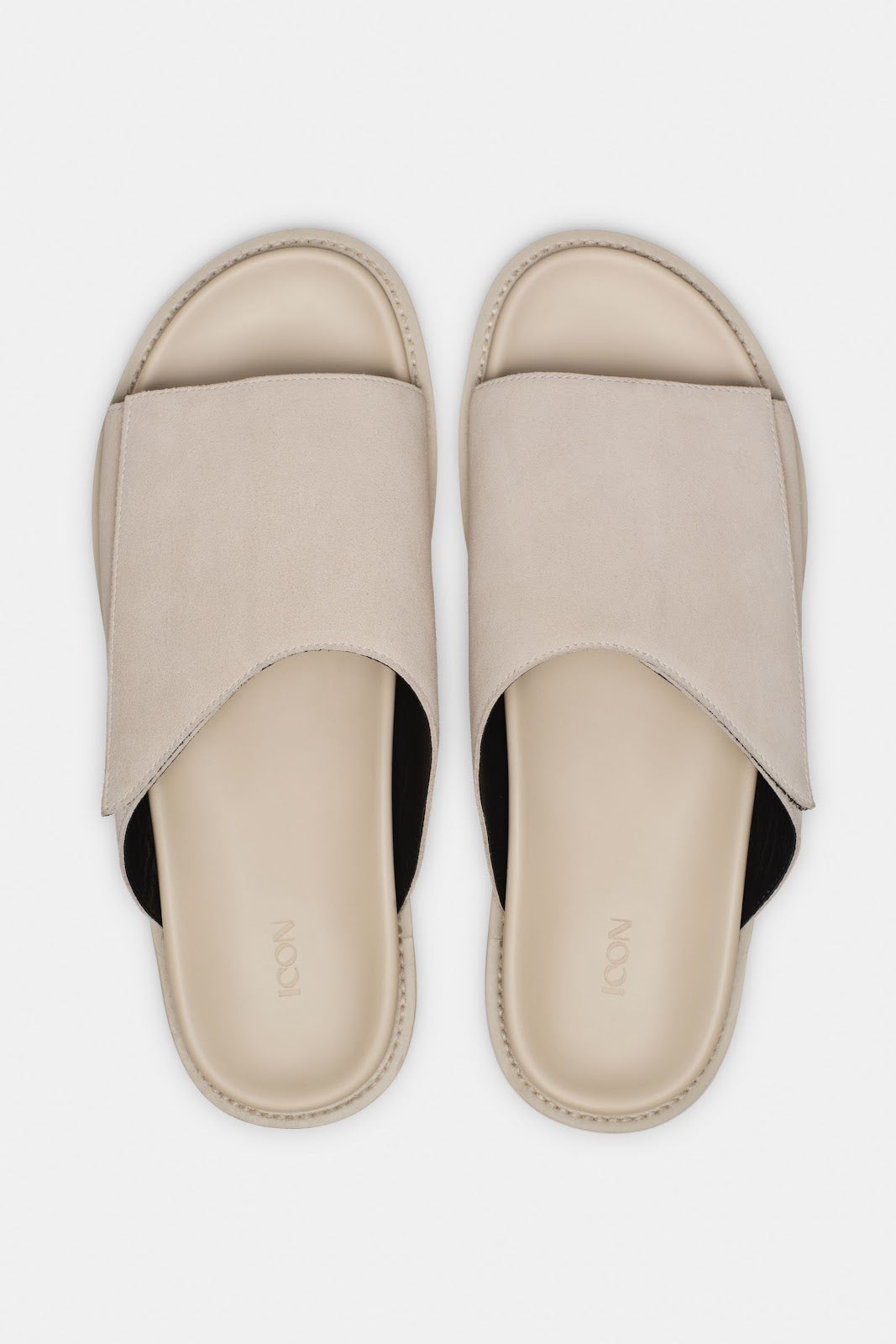 Slides beige homme – détail texture daim premium
