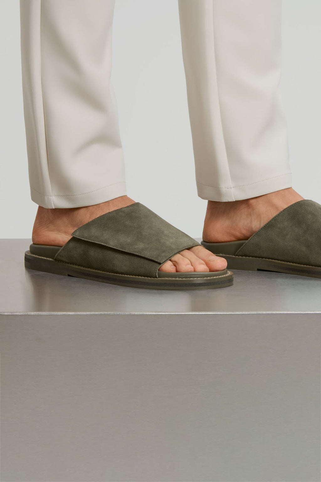 Slides homme vert olive – lifestyle terrasse été