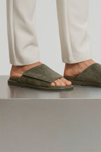 Slides homme vert olive – lifestyle terrasse été