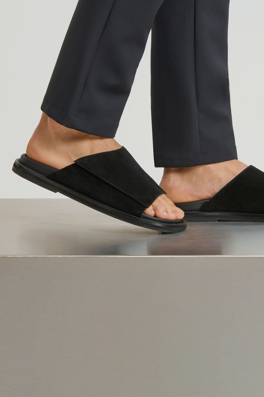 Sandales slide daim noir – vue latérale panneau large