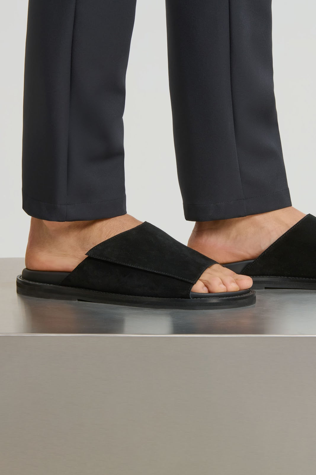 Slides daim homme noir – détail semelle caoutchouc