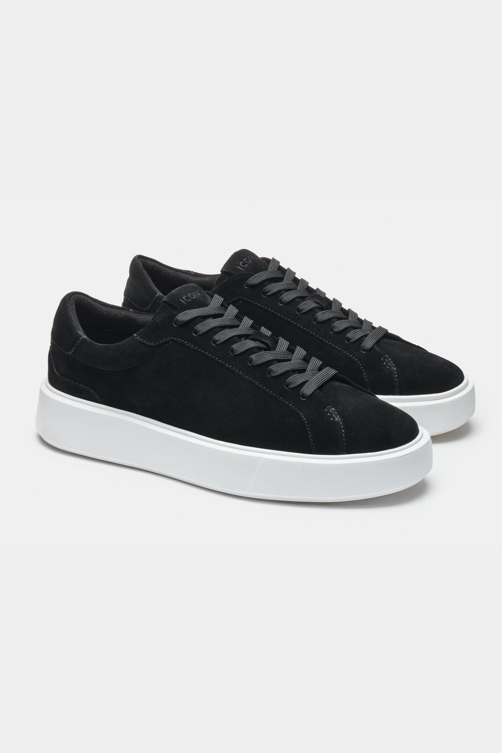 Sneaker daim noir vue latérale – chaussures homme casual chic