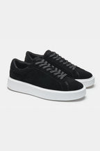 Sneaker daim noir vue latérale – chaussures homme casual chic