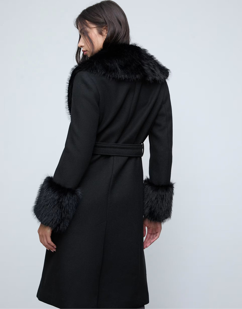 Manteau Long Noir Femme avec Détails en Fausse Fourrure – Élégant & Chaud