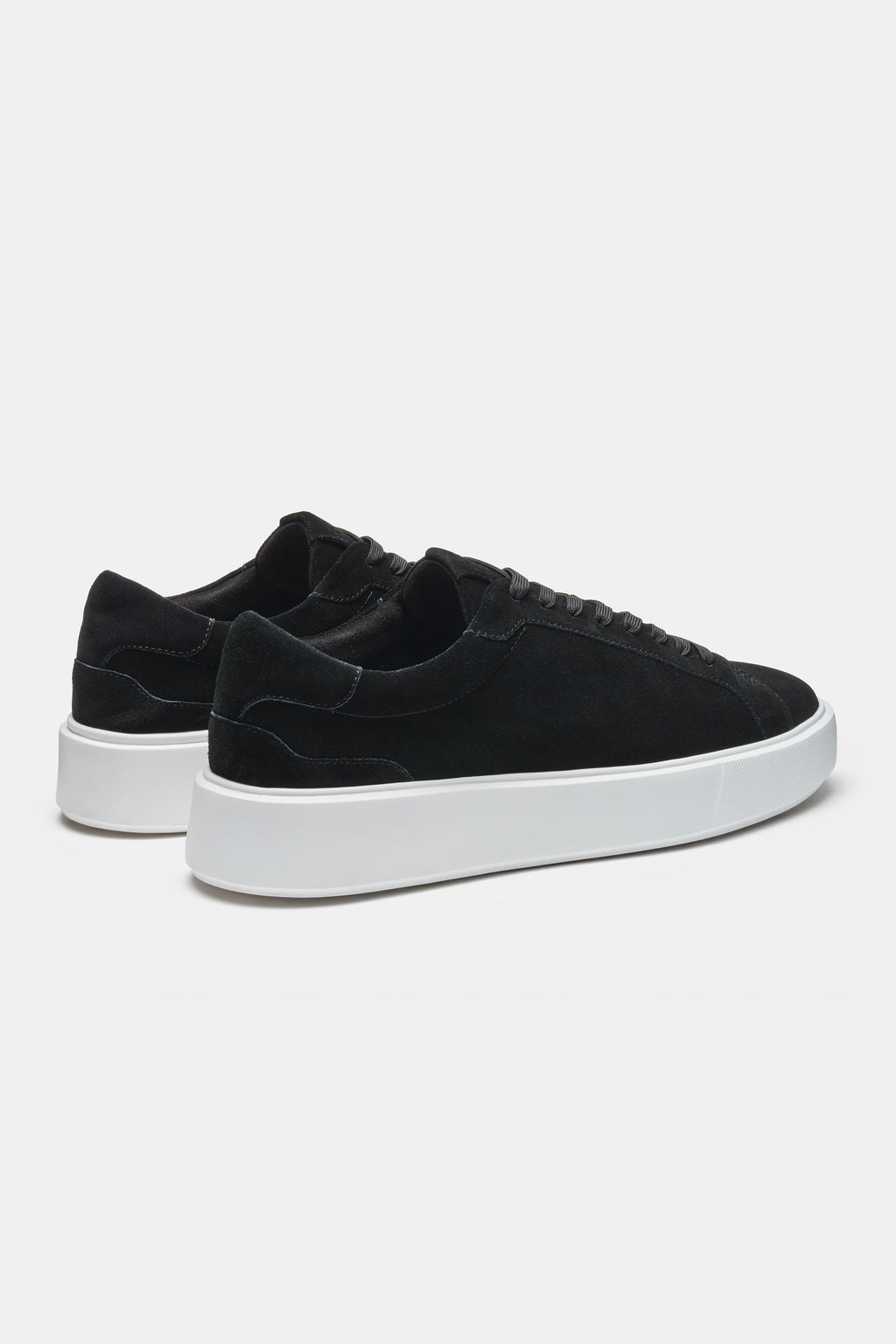 Détail semelle sneaker daim homme noir mémoire de forme