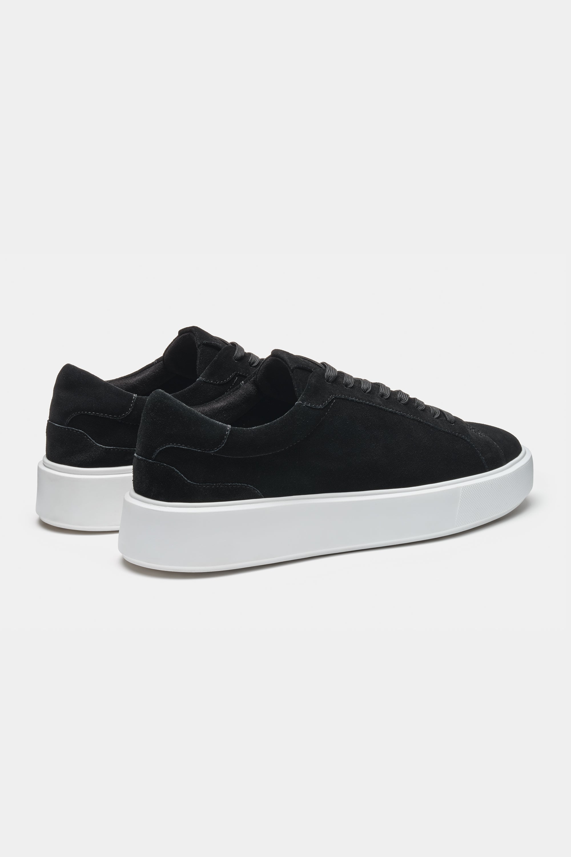 Détail semelle sneaker daim homme noir mémoire de forme