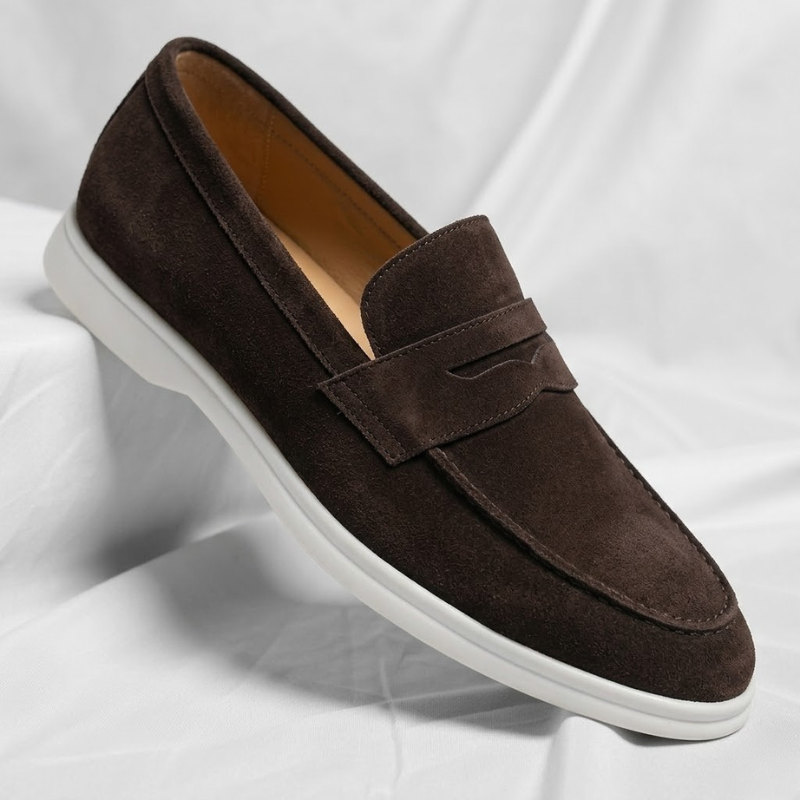 Mocassins homme daim lustré – détail texture premium