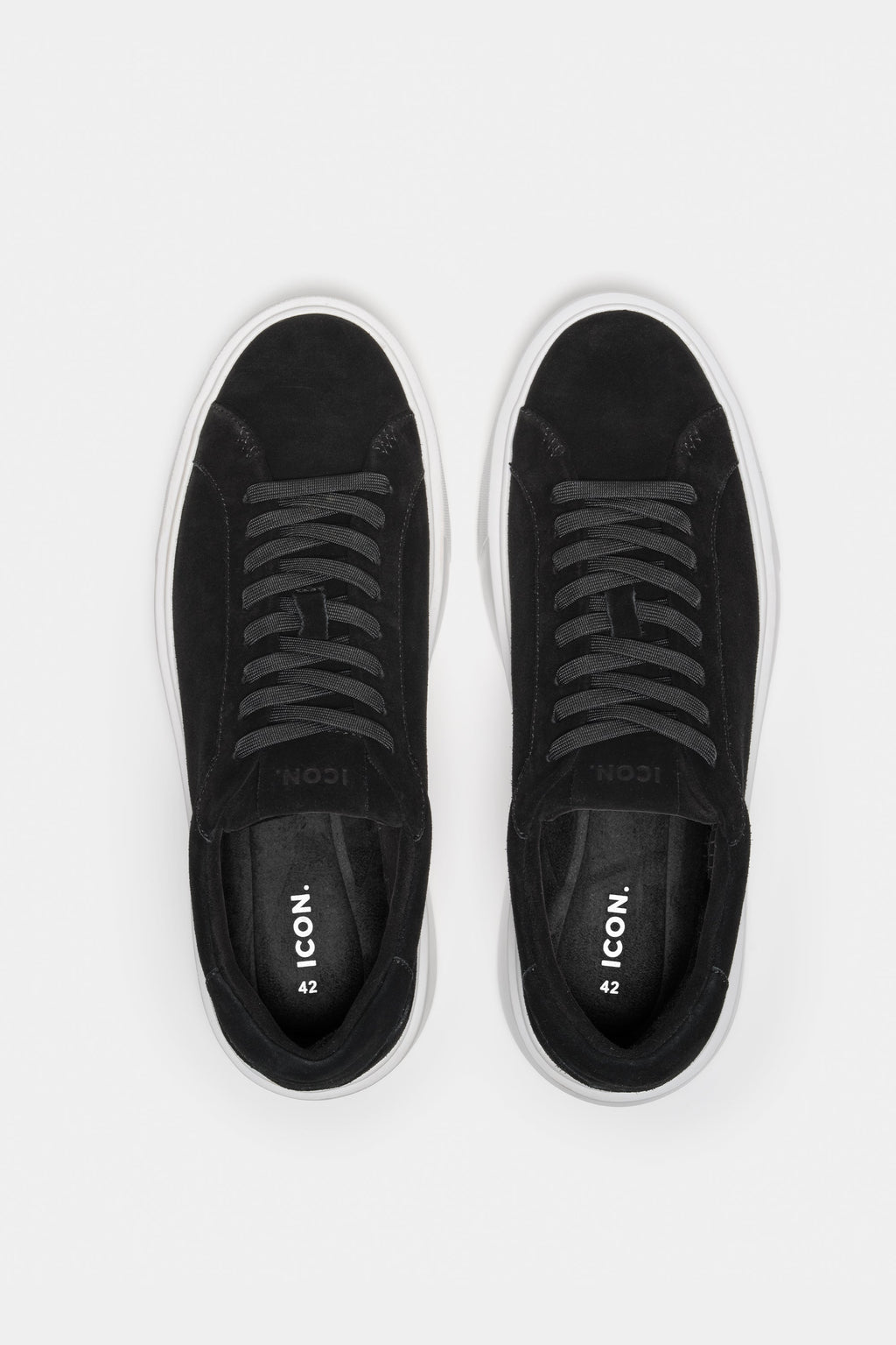 Sneakers daim noir portées lifestyle homme élégant