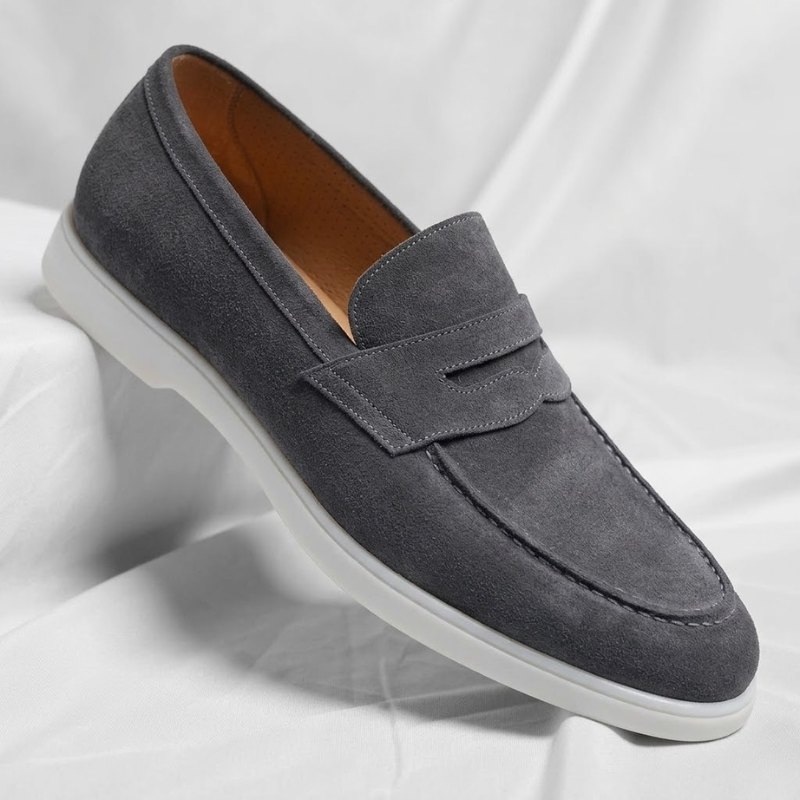Bancroft Loafers daim – vue latérale détail bride penny
