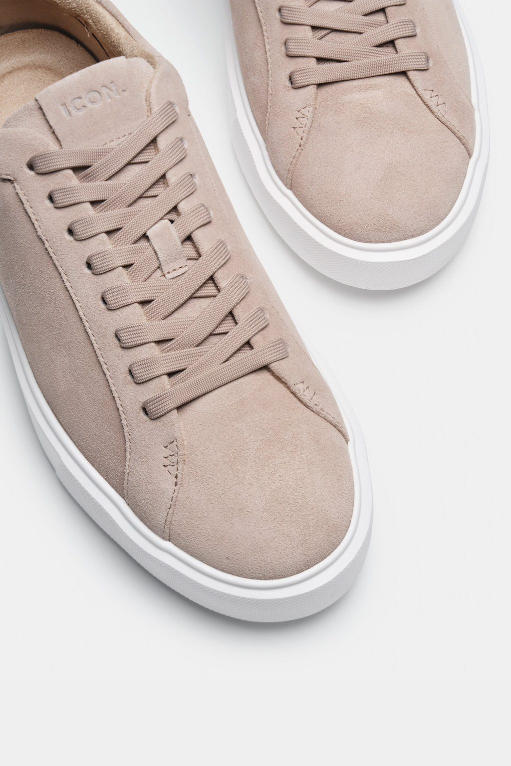 Sneakers daim taupe beige portées lifestyle – chaussures homme premium