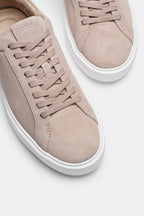 Sneakers daim taupe beige portées lifestyle – chaussures homme premium