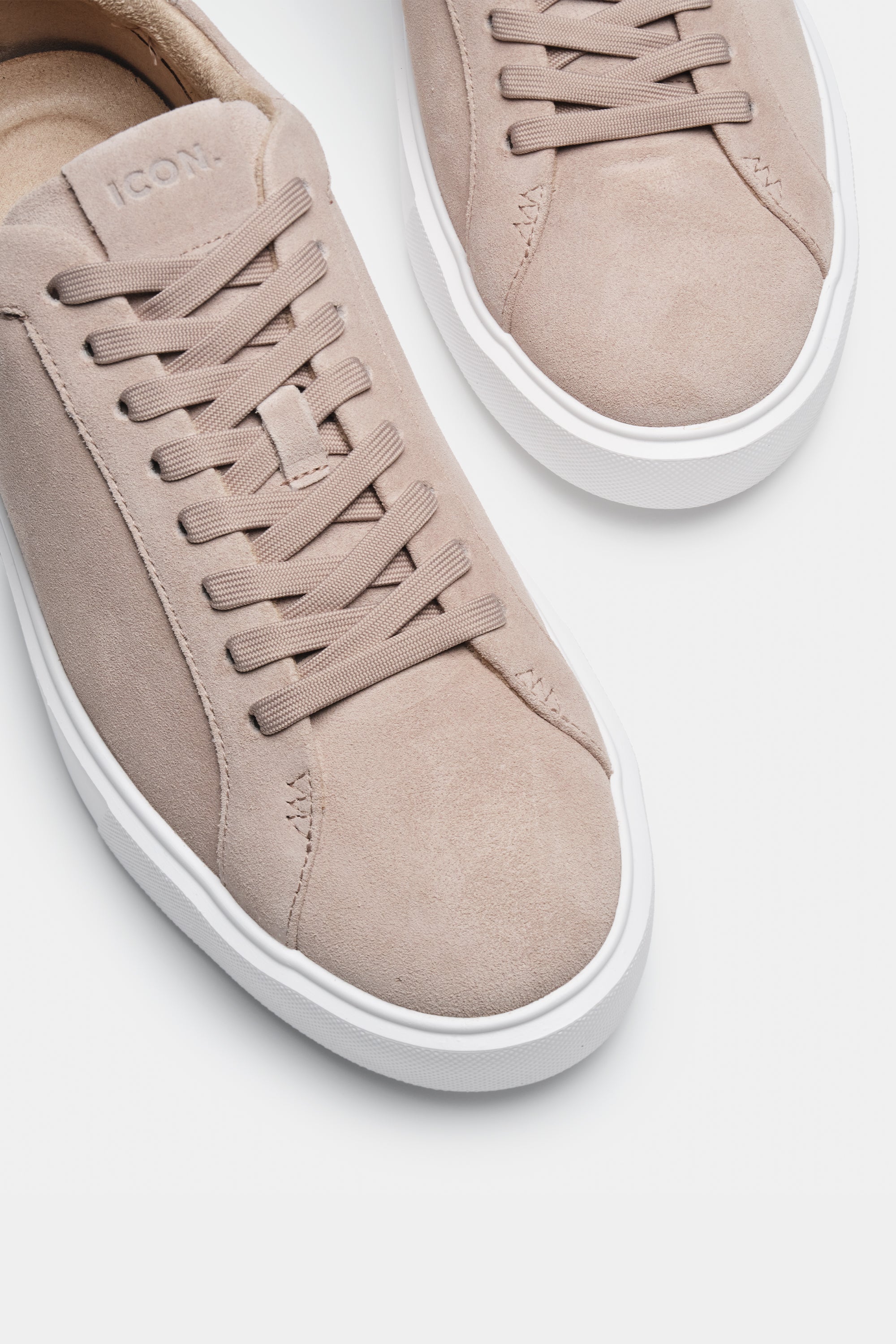 Sneakers daim taupe beige portées lifestyle – chaussures homme premium