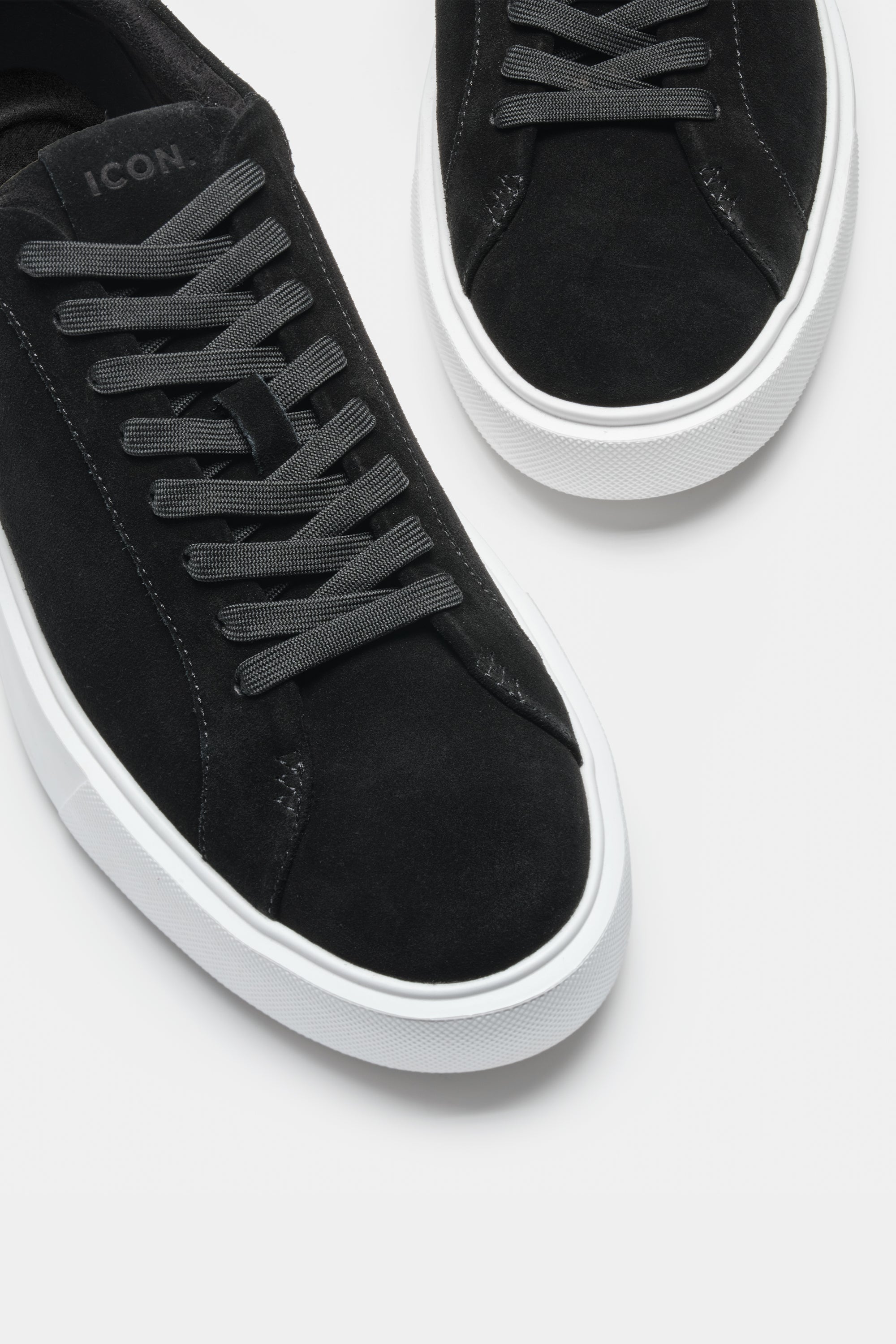 Chaussures homme daim noir style moderne et minimaliste