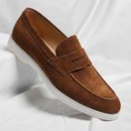 Bancroft Penny Loafers – vue trois-quarts lifestyle urbain