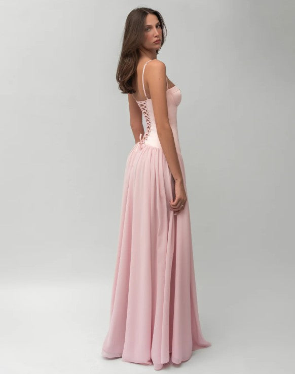 Robe Longue Femme Amelia – Taille Basse Sculptante & Dos Lacé Élégant