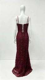 Arabella – Robe Maxi Bordeaux Dentelle Fleurie Corsage Lacé Dos
