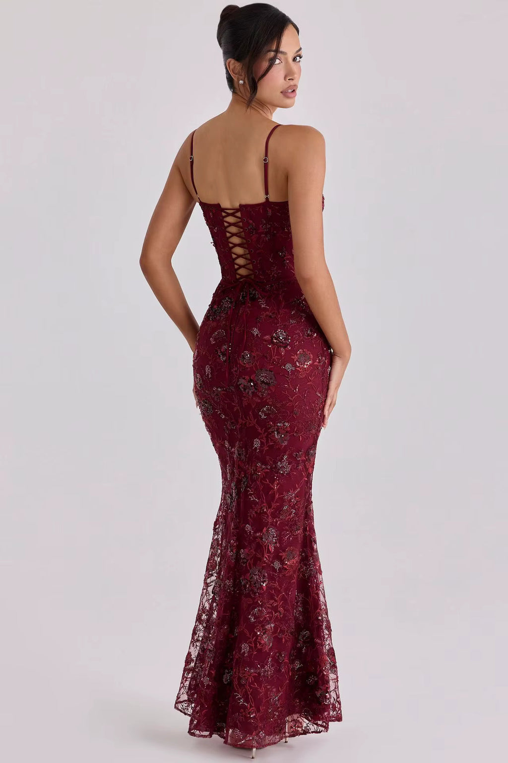 Arabella – Robe Maxi Bordeaux Dentelle Fleurie Corsage Lacé Dos