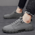 Hutton Canvas Trainer noir – vue latérale homme urbain