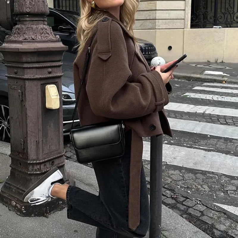 Gros plan sur les manches longues de la veste en laine pour femme, style streetwear chic