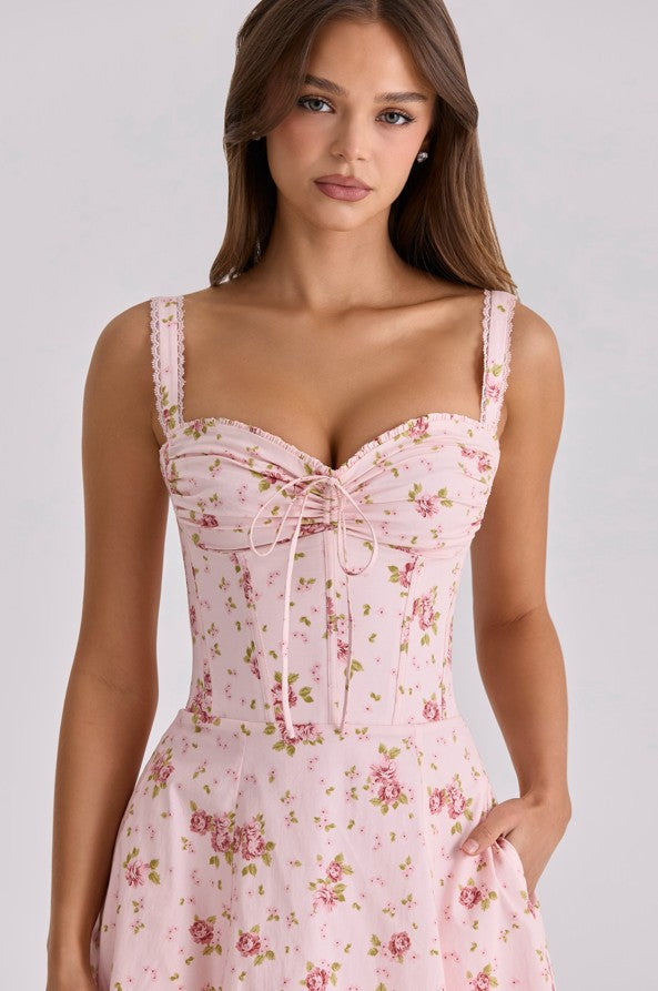 Robe fleurie rose vintage – vue lifestyle