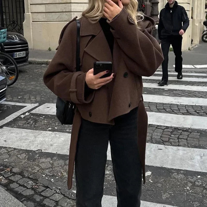 Femme portant une veste en laine streetwear, vue de face, manteau automne hiver