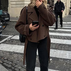 Femme portant une veste en laine streetwear, vue de face, manteau automne hiver