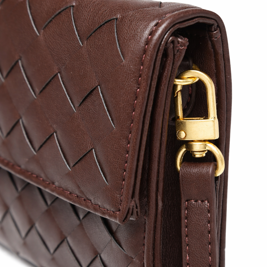 Pochette Tressée Fermeture Dorée Détail – Valenne