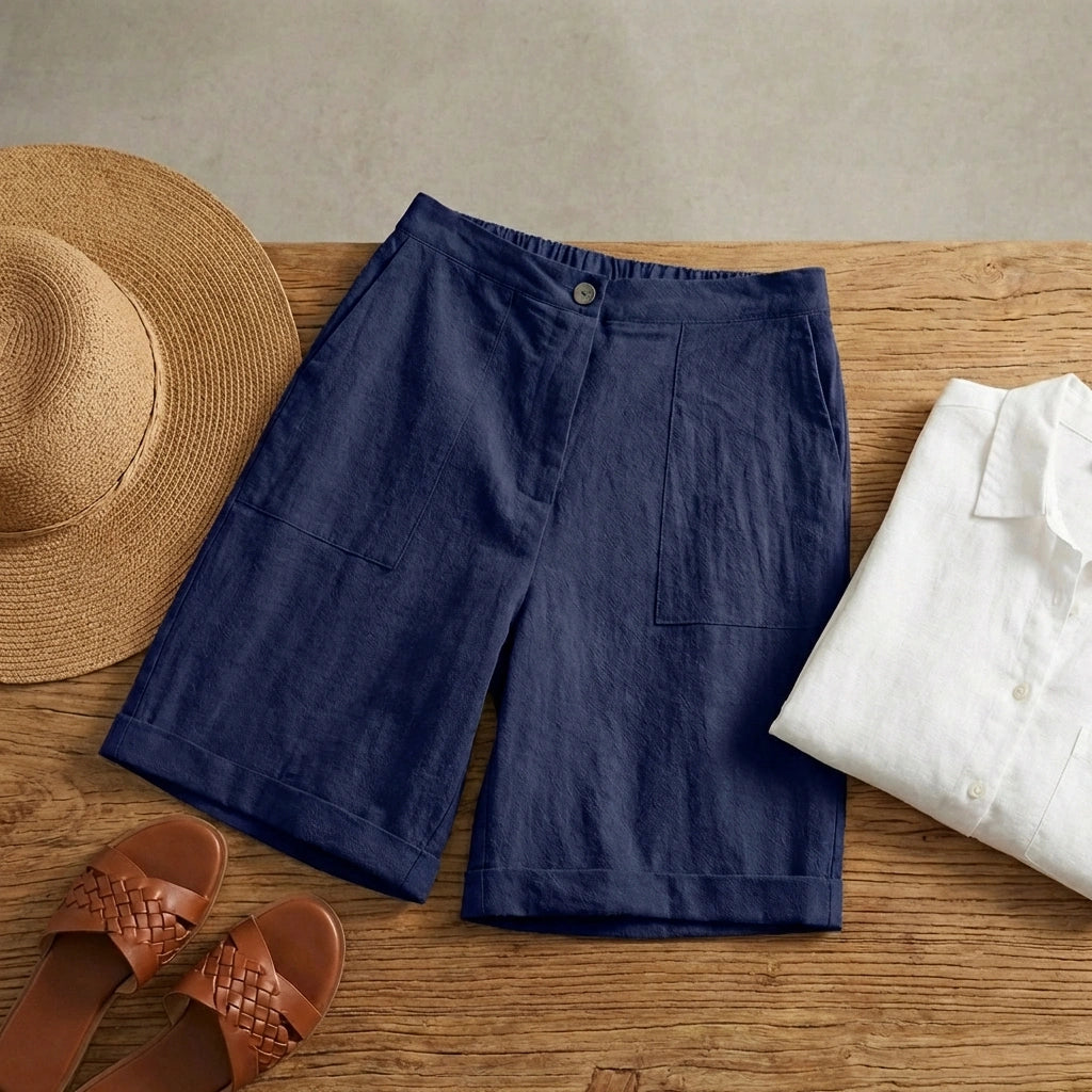 Short lin taille haute marine minuit – flat lay chapeau paille sandales