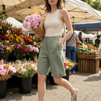 Short lin femme vert sauge – poches cargo et ourlets retroussés lifestyle marché