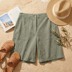 Short lin taille haute vert sauge – flat lay accessoires été