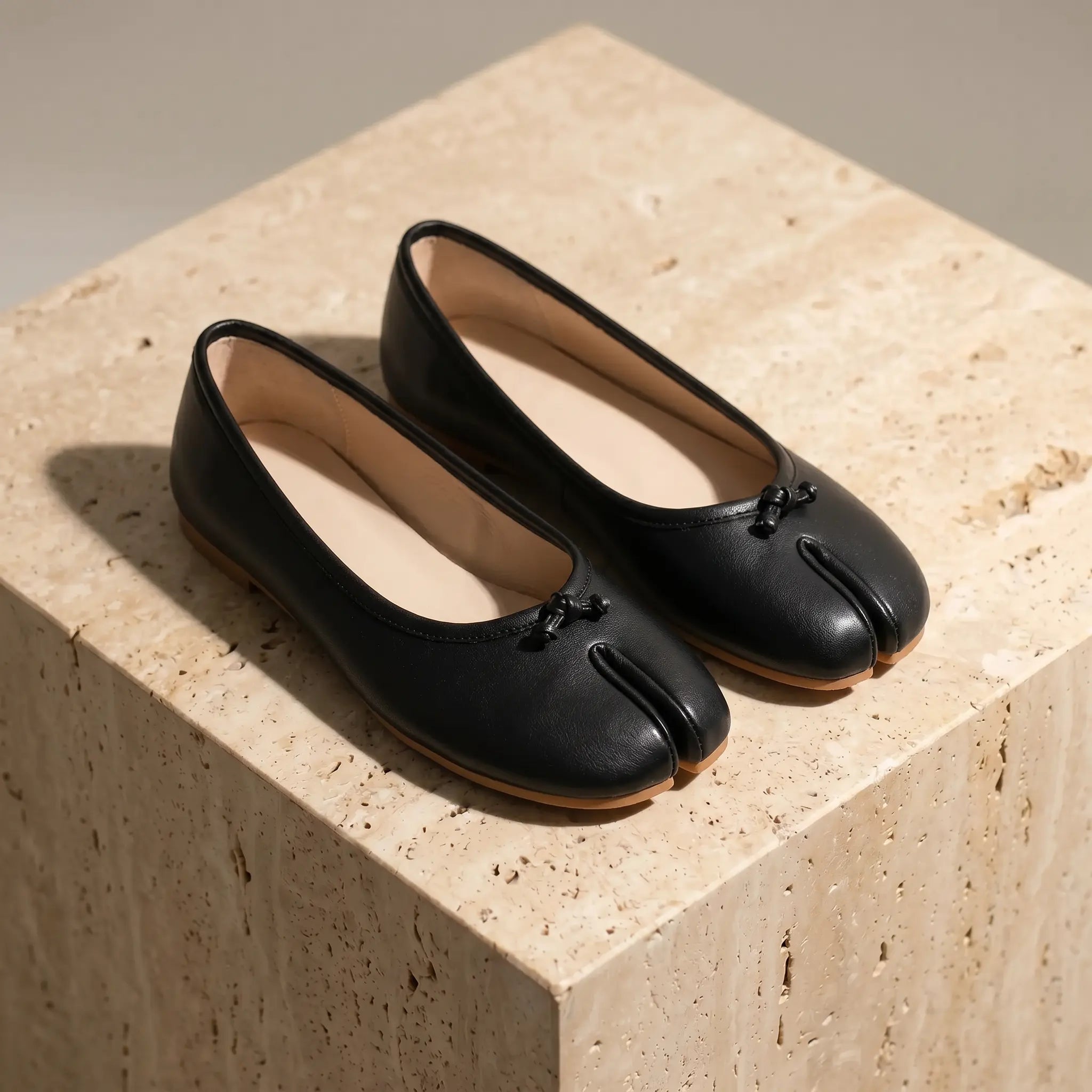 Ballerines bout fendu noir minuit en cuir vegan avec nœud délicat, vue trois-quarts