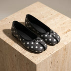 Ballerines bout fendu pois noir en cuir vegan avec pois blancs et nœuds délicats