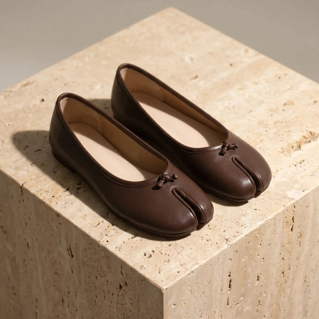 Ballerines bout fendu brun moka en cuir vegan avec micro-nœud à la fente des orteils
