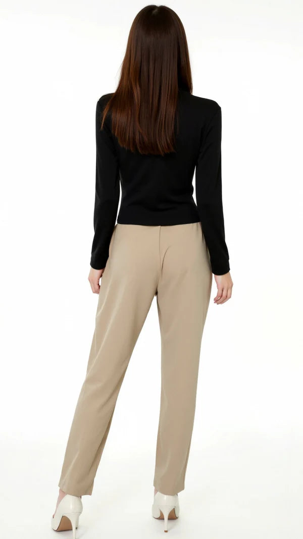 Barbara – Top Chic en Maille avec Découpe Élégante