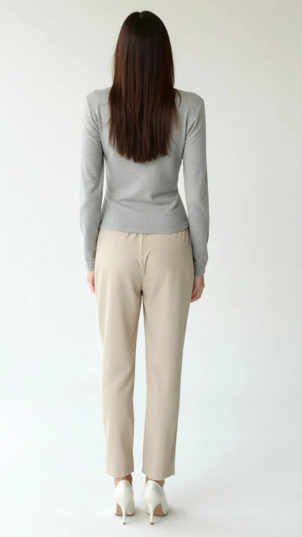 Barbara – Top Chic en Maille avec Découpe Élégante