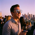 Lunettes de soleil aviateur rétro portées lors d'une soirée rooftop au coucher de soleil